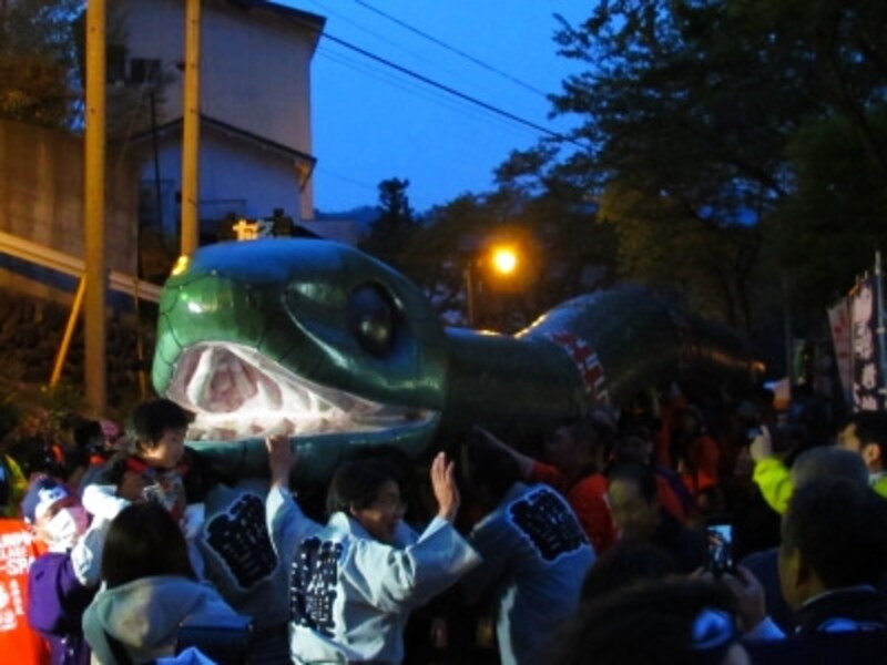 練り歩く世界一の大蛇みこし