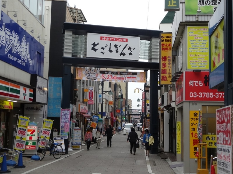 ザ商店街ともいえる、立派なアーチ。