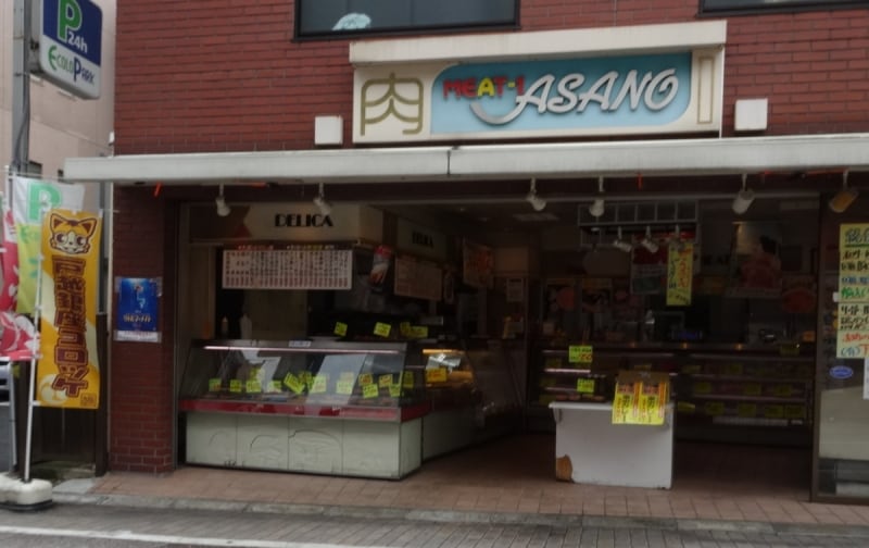 このお店にかぎらず、個性的な看板のお店が多い