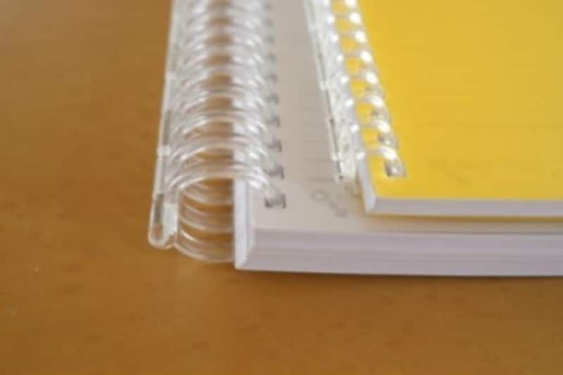 ダブルリングノートの紙を再編集して使うには、150枚も綴じられるリング径大きめの超厚型タイプを使うと便利。