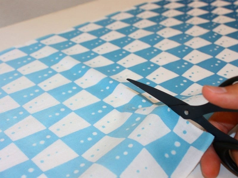 手ぬぐいを切るだけでOK。何も処理をする必要はありません