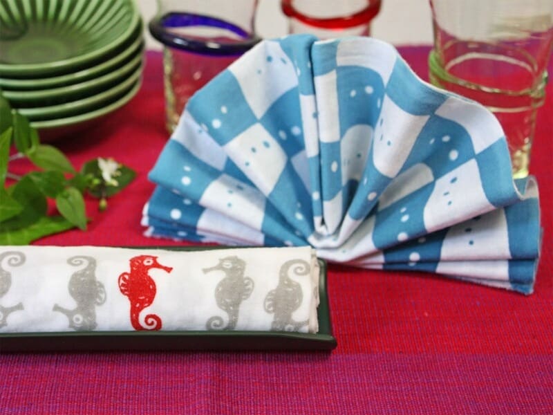 手ぬぐいのおしぼりとナプキンは、和食器にもマッチします