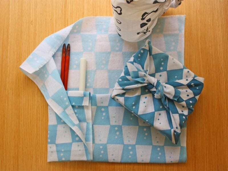 お弁当包みと揃いのカトラリー入れ。箸でもスプーンでも必要なものを包んで行けるので、覚えておくと便利。ペットボトルホルダーも手ぬぐいです