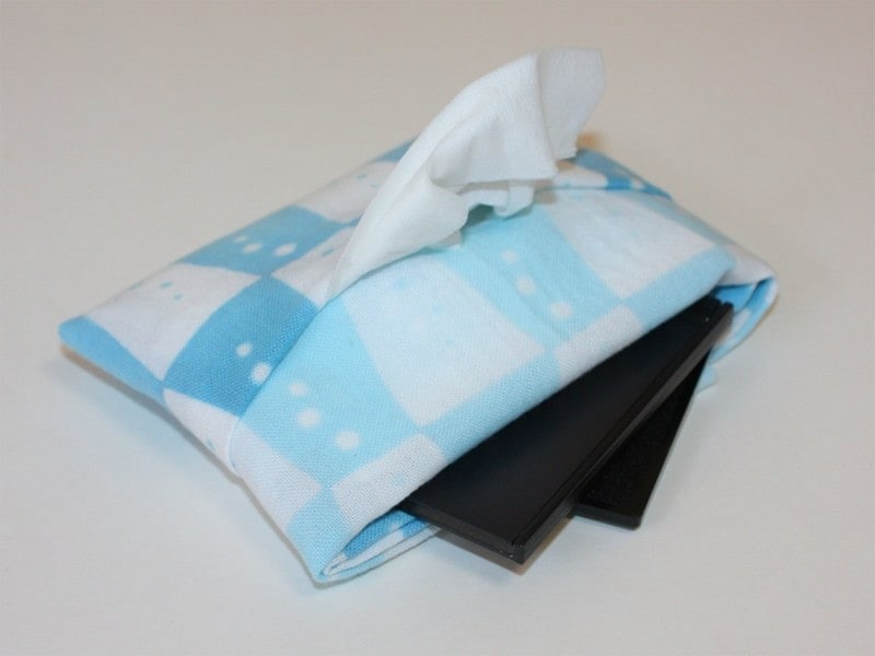ポケットティッシュケースには、小物が入るポケットが2つあります