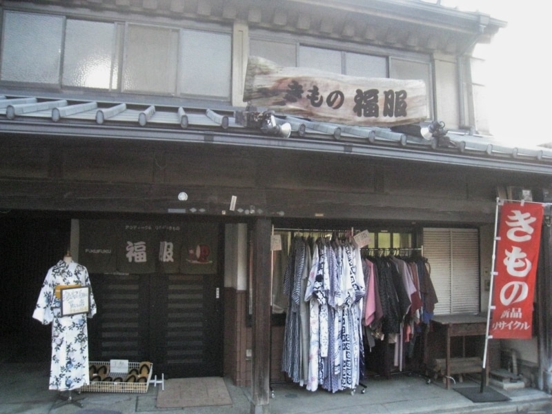 福服川越店。手頃な価格が魅力のアンティーク着物が揃います。