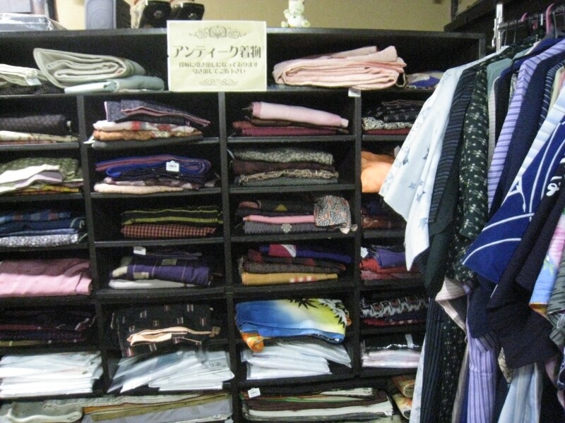 所狭しと並ぶアンティーク着物。