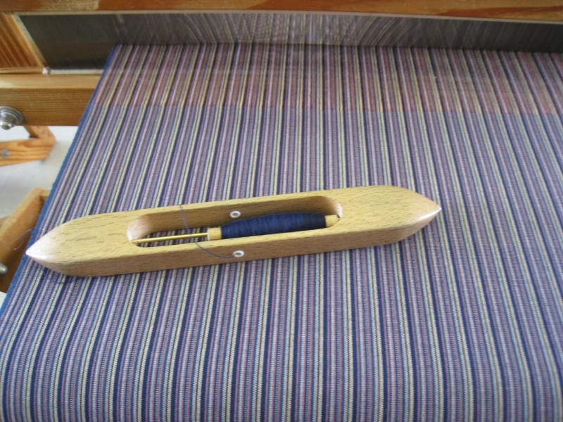 縦縞には色んな色が織り込まれています。