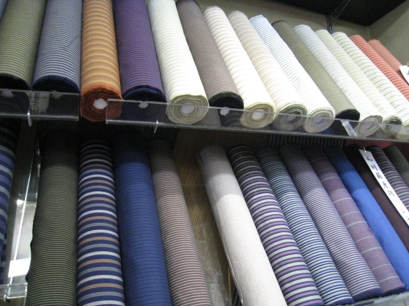 「呉服 笠間」さんに並ぶ川唐の反物。