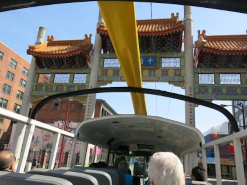 チャイナタウンの中華門をくぐる、天井の開いたオープントップバス