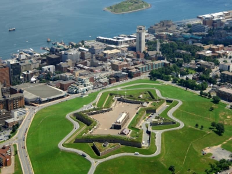 ハリファックスの町の中心にある国定史跡ハリファックス・シタデル (C) R. Garnett Location: Halifax Citadel National Historic Site of Canada