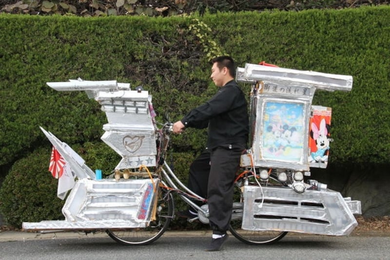独学で作り続ける丸尾龍一の豪華デコチャリ
