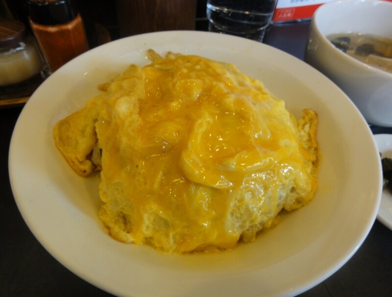 チャーハンを玉子でくるんでいる