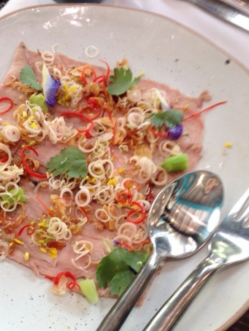 シーフードのトムヤムスープ。見た目は普通なのに味が上品で驚き！