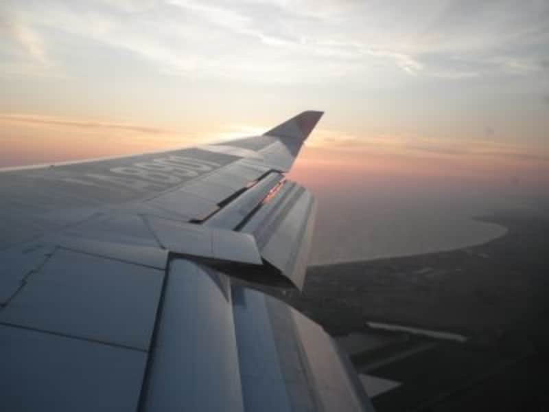 夕方にイタリアに到着する成田ーローマ直行便。到着前には、ローマ空港そばの海岸が見える