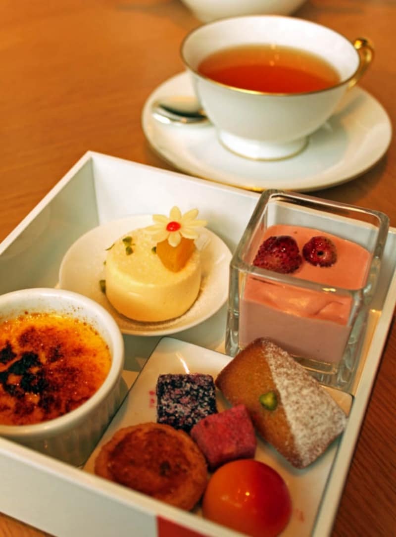 一の重には心ときめくスイーツ。ホテル自慢のクレームブリュレもミニサイズで