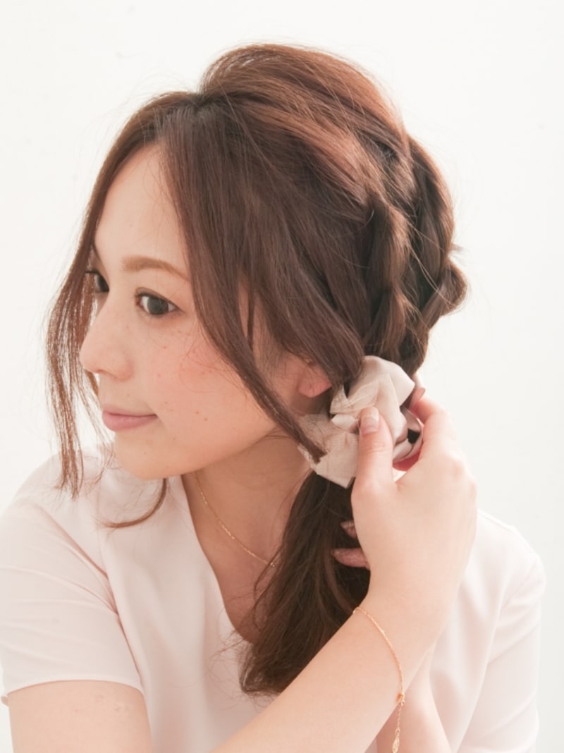 耳後ろでとめるとバランスが良い