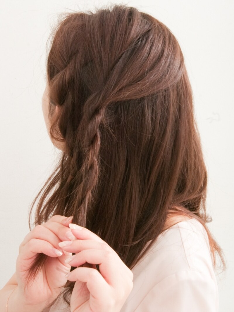 前に向かってねじり合わせる