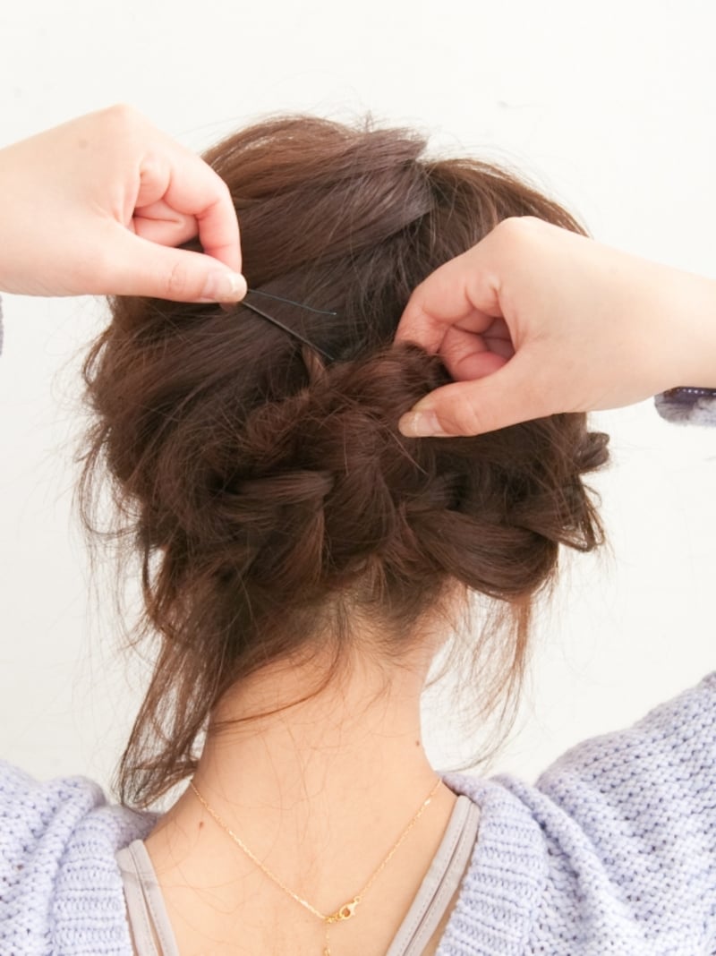 おさげ部分がクロスするように