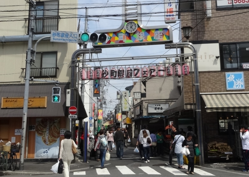 明治通側の商店街入り口アーチ