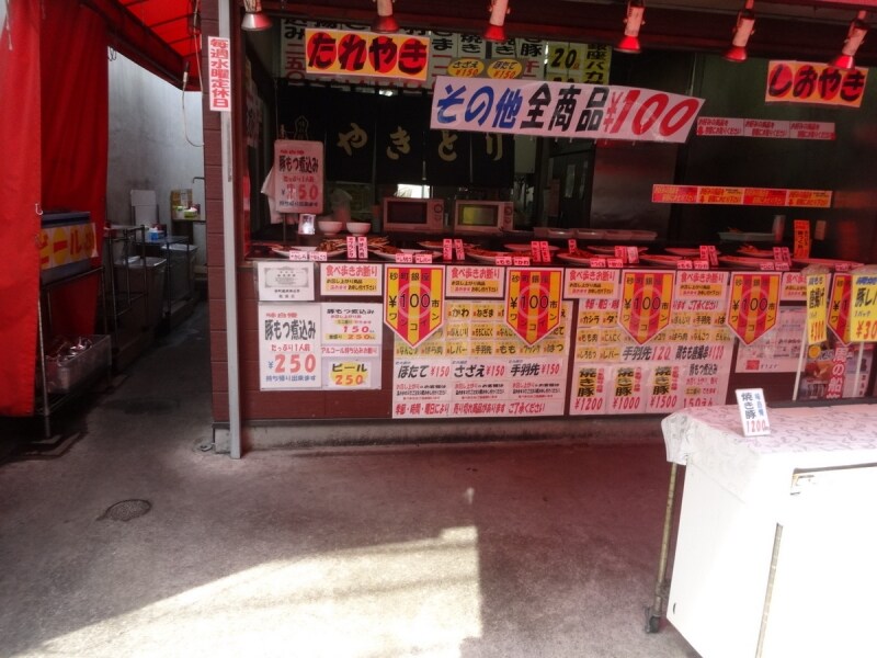 串は100円、もつ煮込みなどもある