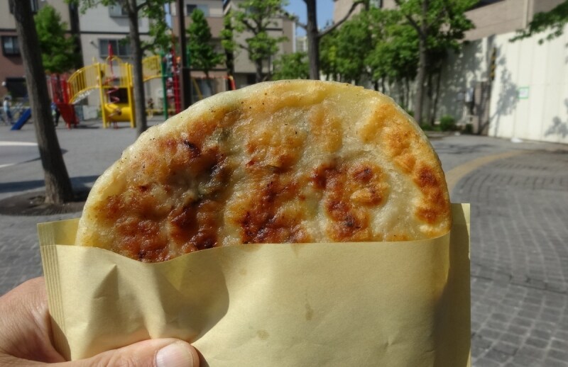 平べったく、中は餃子の餡が入っている