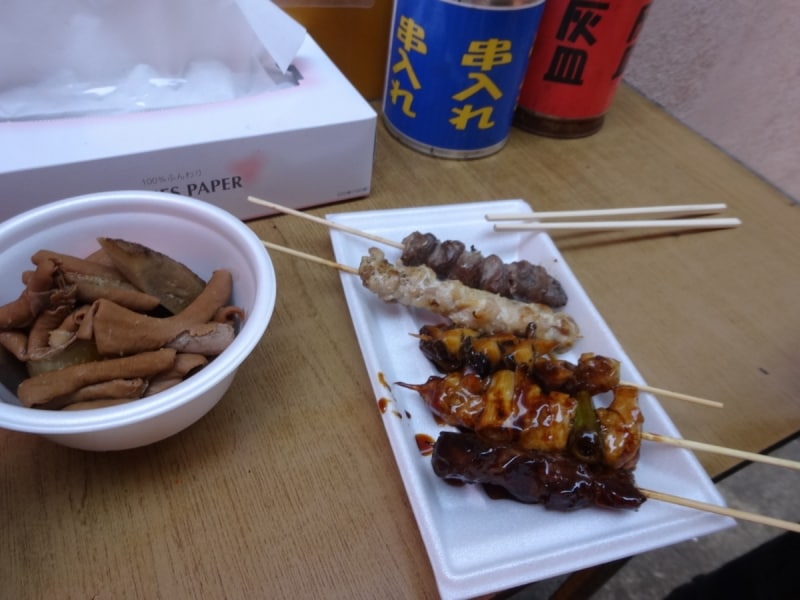 左は「豚もつ煮込み」250円。