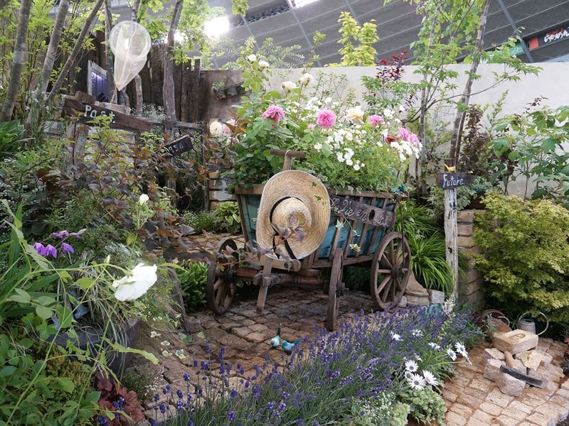 「振り返ればバラ色の人生」