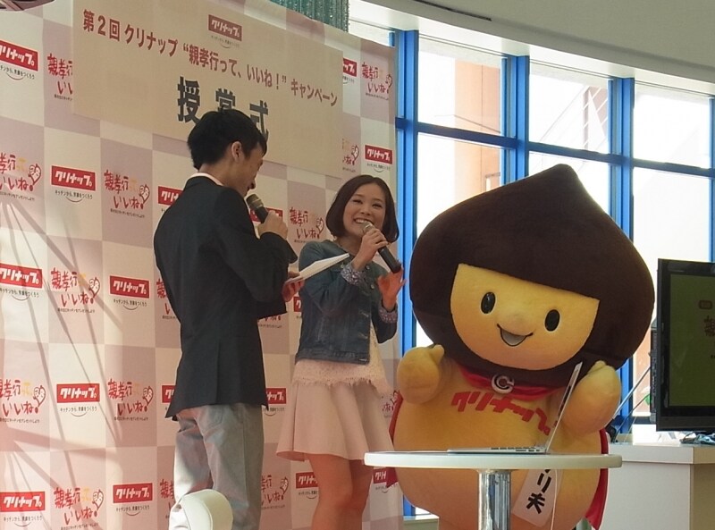 つぶらな瞳がかわいいクリナップのキャラクター・クリ夫くんと、シンガーソングライターの森恵さん