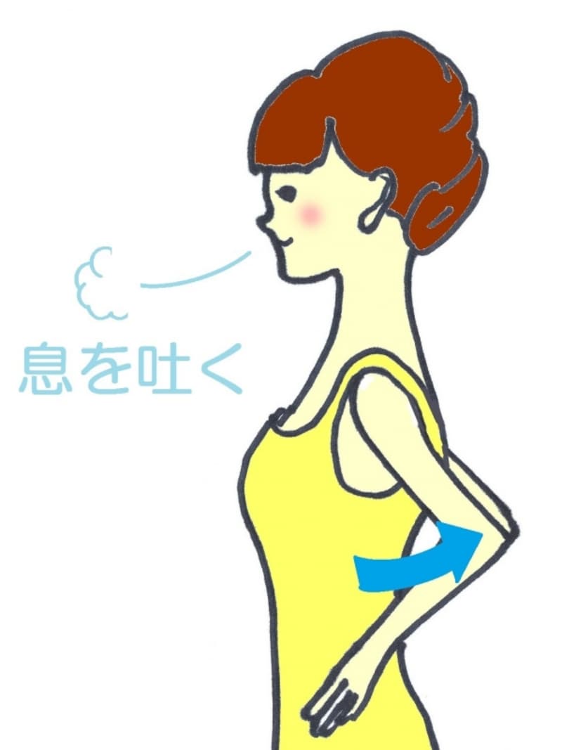 息を吐きながらヒジをうしろへ……
