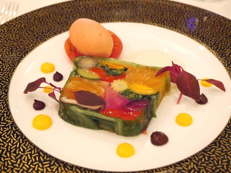 全てのコースに含まれている「旬の野菜達の宝石箱」と称されるテリーヌ