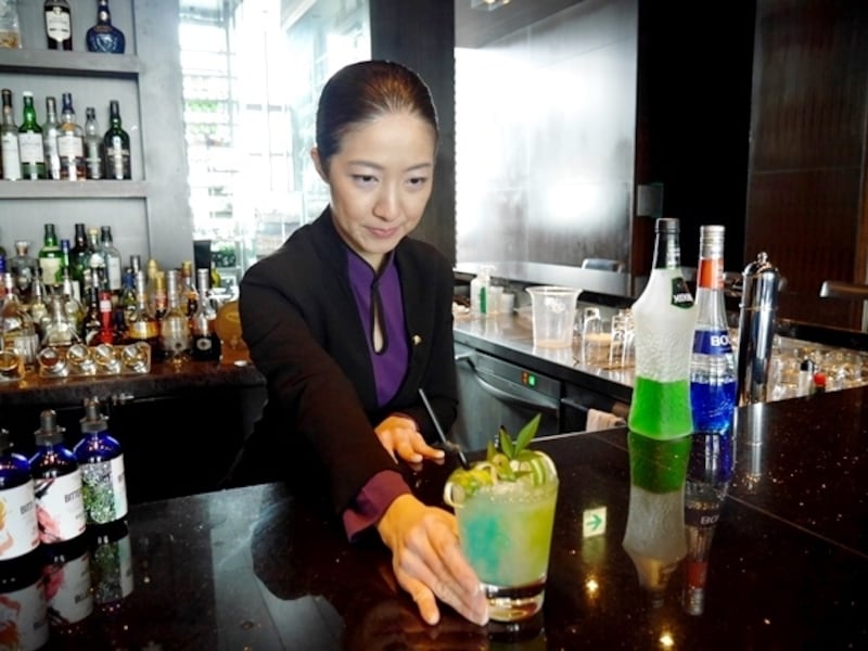 開業当時からチーフバーテンダーを務めている栗原幸代さん