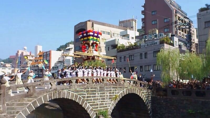 樺島町のコッコデショ(眼鏡橋の上で)
