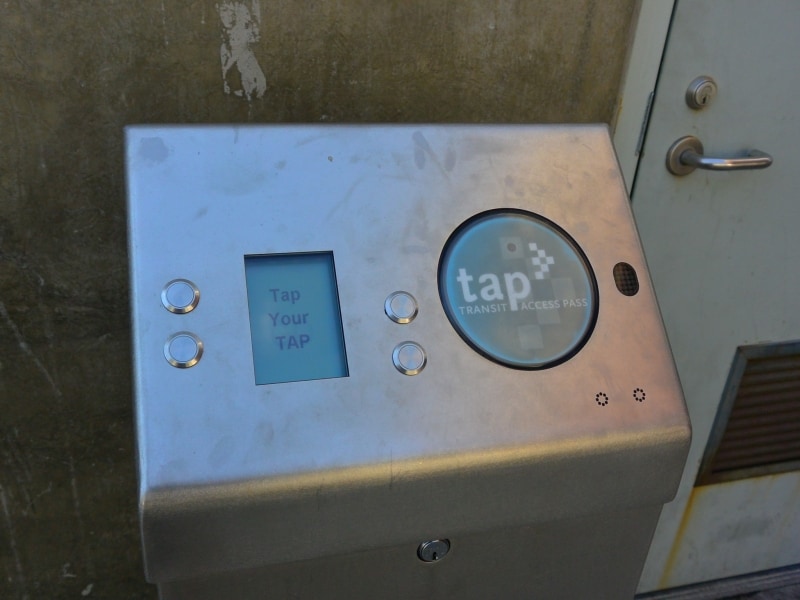 駅の隅っこに単独で置かれていたタップマシーン