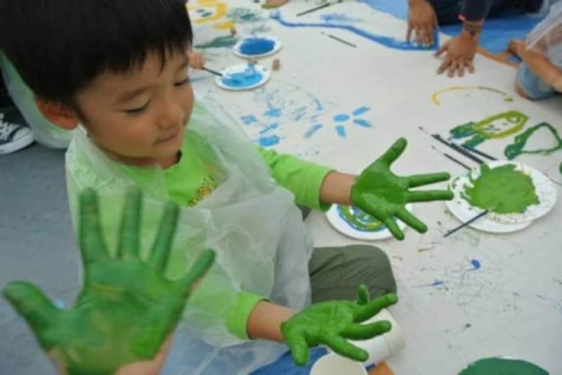 asobi基地のワンシーン。子どもが自由に表現できる場として大人気