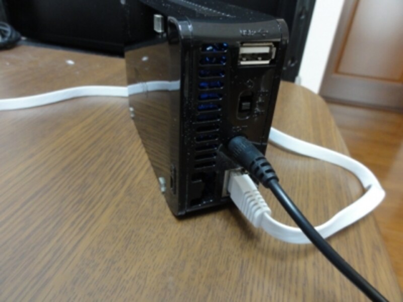 裏面にはLANポートと電源スイッチがあるだけ。USB端子はHDD増設用。
