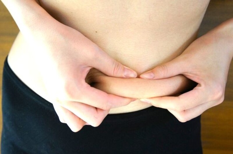 ウエストの脂肪をたたみおろす