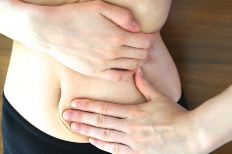 後ろから前にかき出す