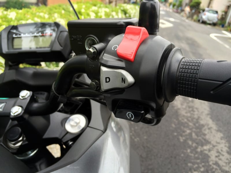 ハンドル右側のスイッチでモード変更可能