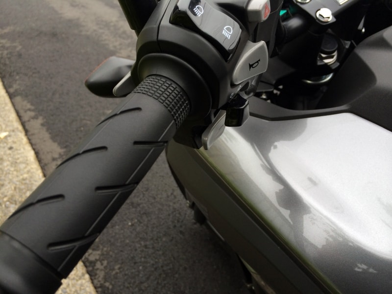 マニュアルモード時はハンドル左のスイッチで制御