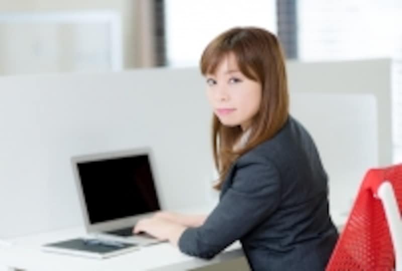 パソコンを使用する女性