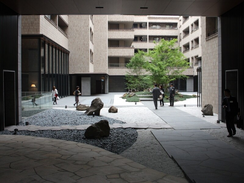 公園側からパティオを望む