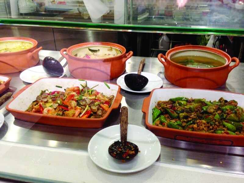 ライスとおかずを選ぶ総菜屋さん