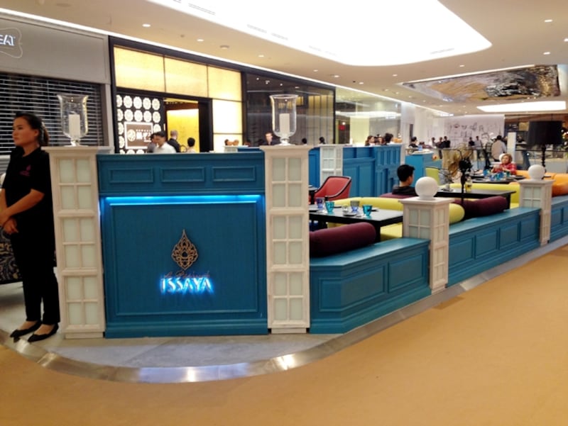 タイ×フレンチのフュージョンケーキが並ぶISSAYAカフェ