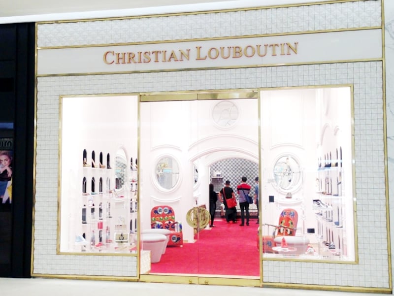 クリスチャン・ルブタンでは富裕層のツーリストがまとめ買いする姿も