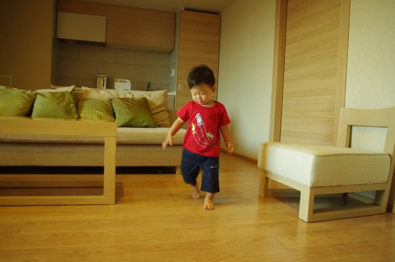 よちよち歩きの子どもとフローリング