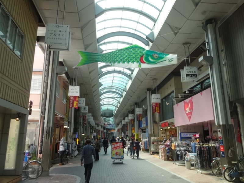 「自転車はおりてください」の看板がいくつもある