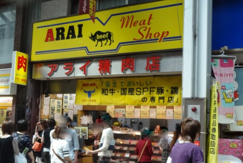 揚げ物のところには行列ができていた