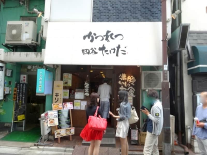 絶品の揚げ物がいただけるお店。お昼時は行列必至ｍｐ