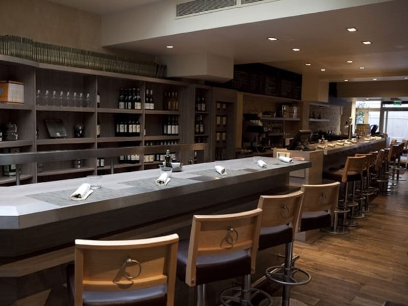 一人ディナーはカウンターが狙い目 (c) Maison Constant / Les cocottes