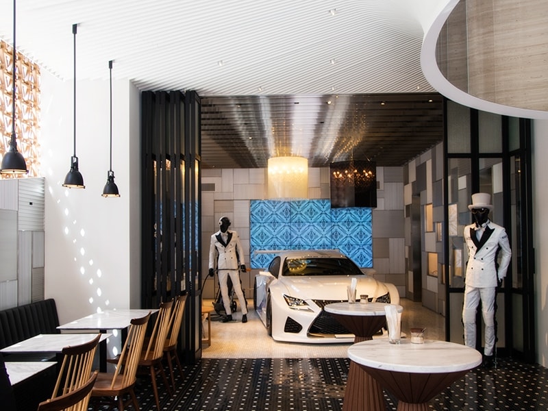 コーヒースタンドから見えるエキシビションスペース「Garage」。